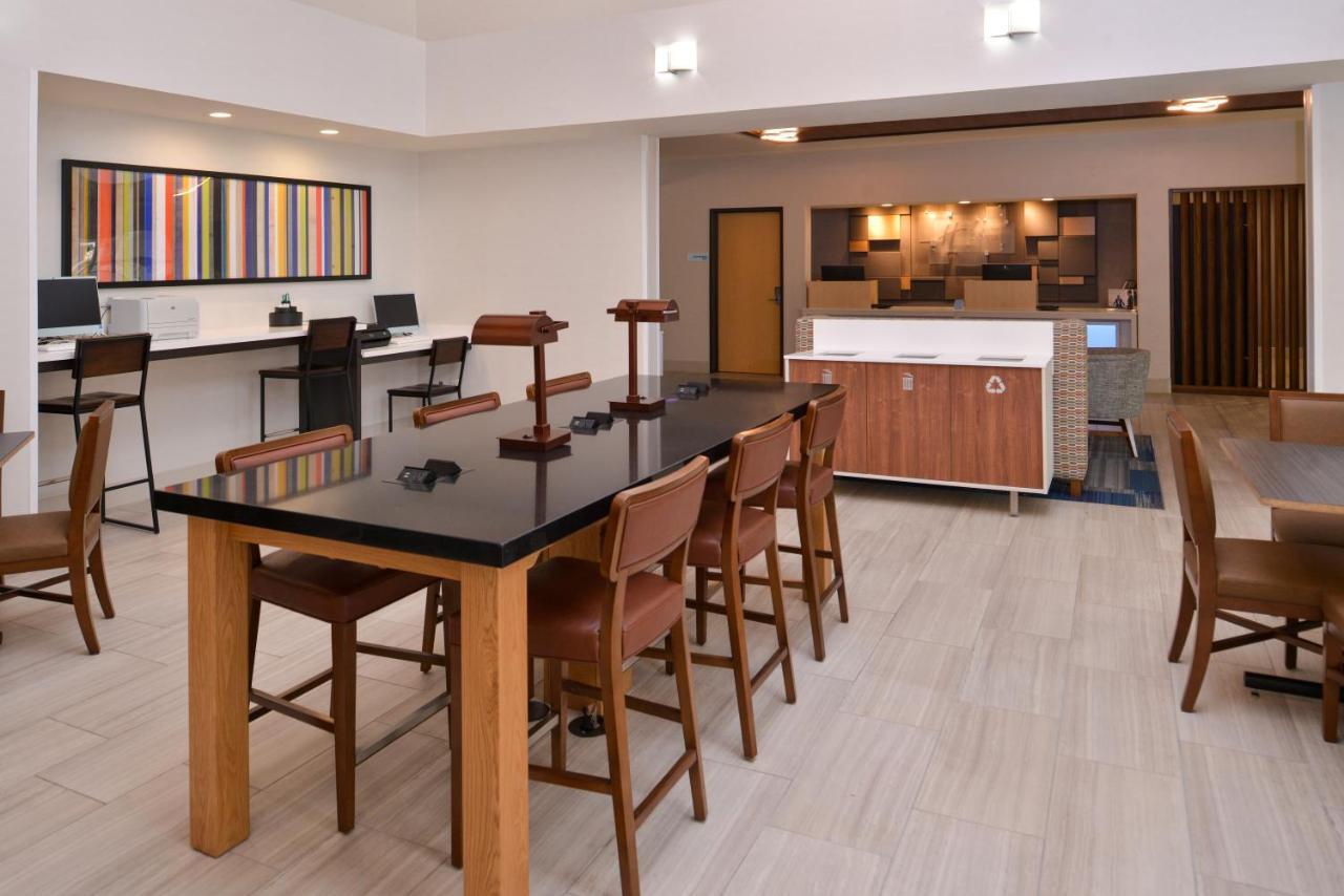 Holiday Inn Express Stockton Southeast By Ihg Экстерьер фото